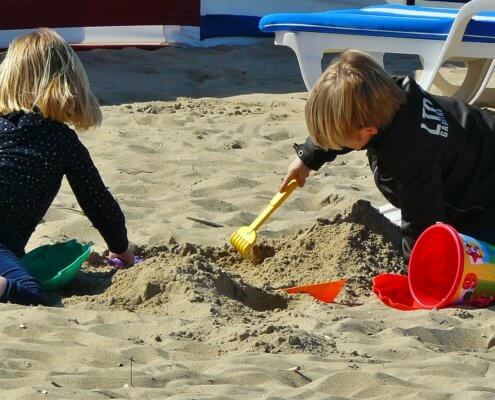 børn der leger i sandkasse