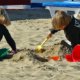 børn der leger i sandkasse